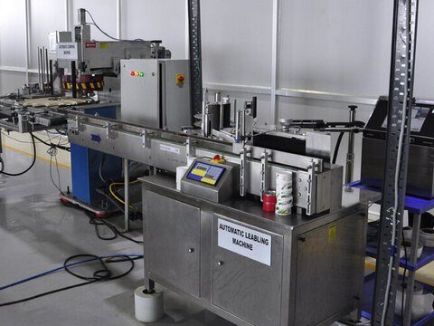 Automatic labeling machine in the perfume laboratory